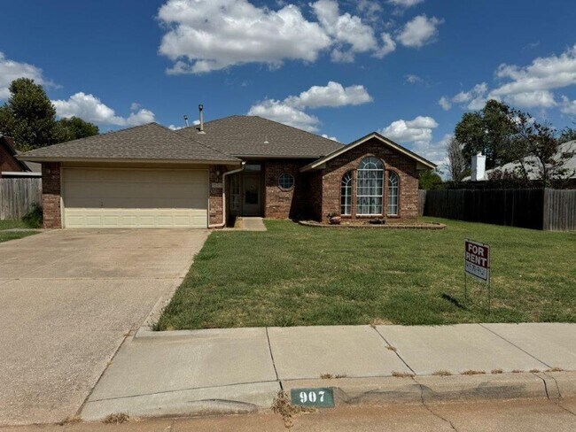 Photo - 3 bed 2 bath, storm shelter and all wood floors in Moore Schools
