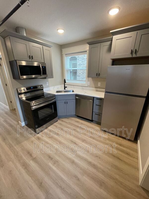 Photo - 627 E 4th St