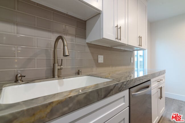 Photo - 1310 W Valencia Dr Unit 1310.5