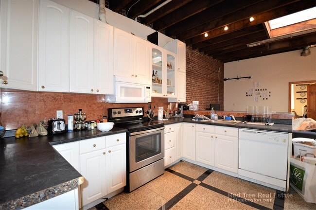 Building Photo - 25 Saint Marys Ct Unit 2