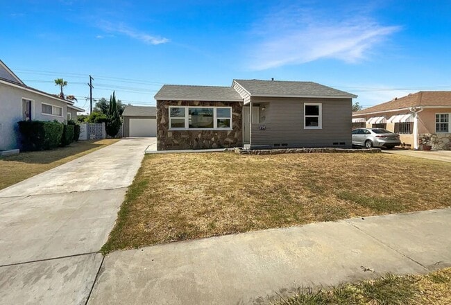 Building Photo - 734 W 139th St