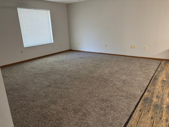 Photo - 4937 N River Rd Unidad B