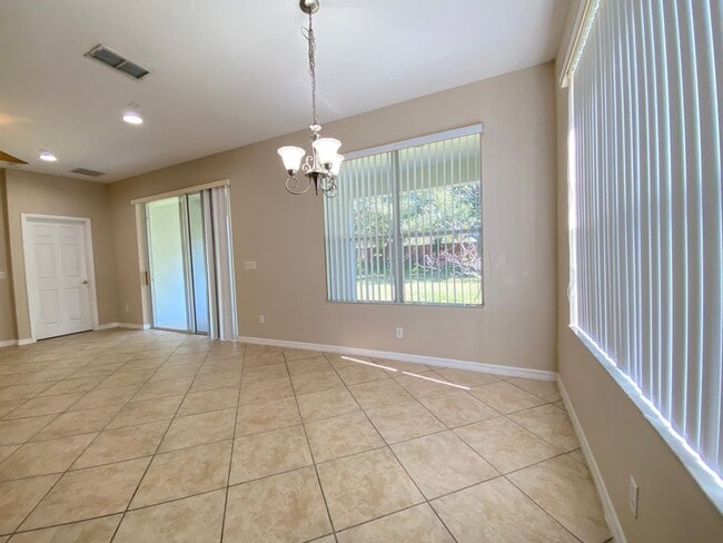 Photo - Spacious 3 BED, 2 BATH For Rent Near Theme Parks