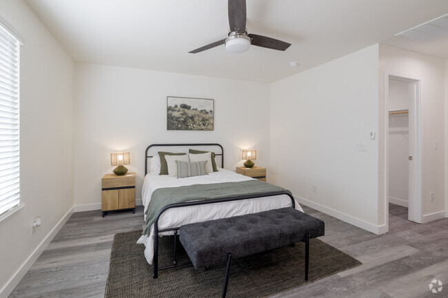 4 habitaciones, 3 baños - 1736 pies cuadrados - Dormitorio principal - Raymond Place Townhomes