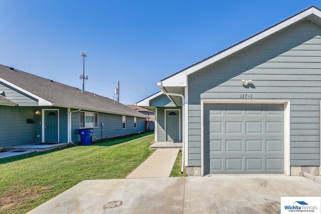 Building Photo - 3 bedroom 2 bath duplex