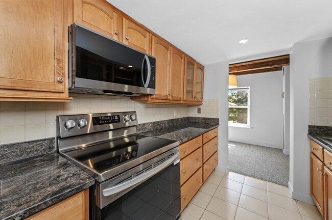 Building Photo - 120 Commercial St Unit 4-1