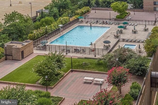 Photo - 3709 S George Mason Dr Unidad 609E