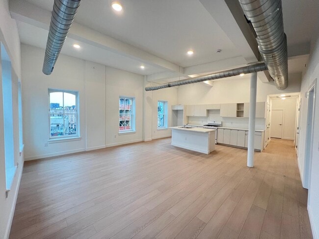 Building Photo - 141 Christopher Columbus Dr Unit #3