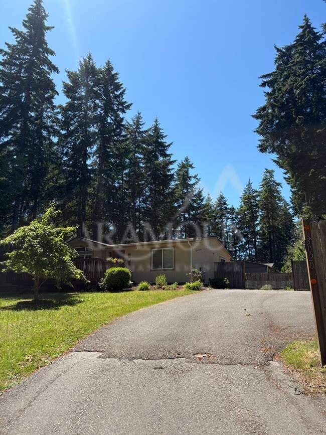 Photo - Spacious 3 Bedroom 2 Bathroom with yard space!