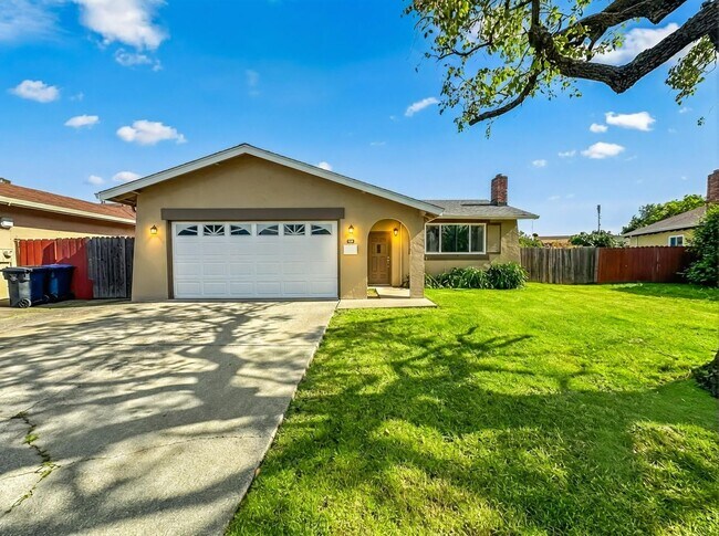 Photo - Spacious 3-Bedroom Home with Large Backyard in Fairfield