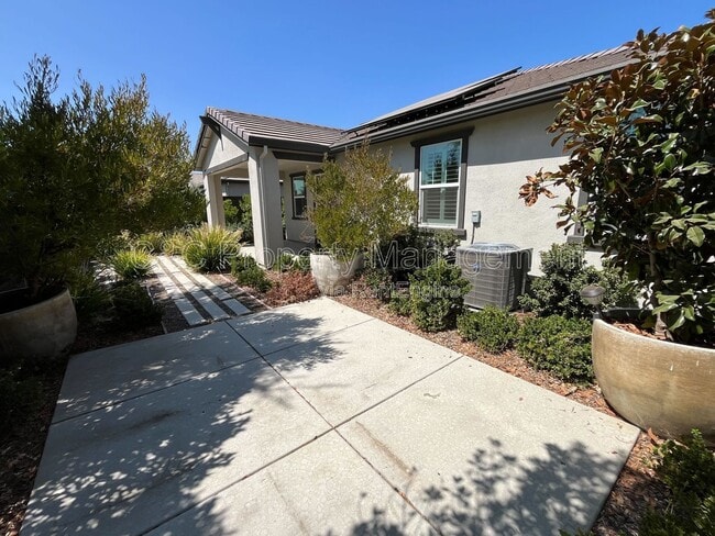 Photo - 608 Somerset Way