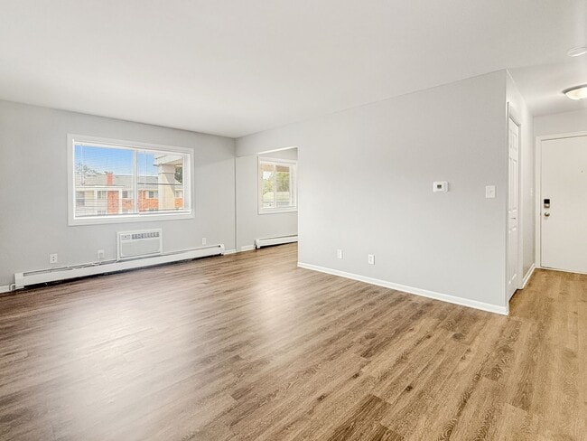 Building Photo - 533 W 20th St Unit 10