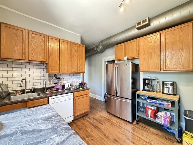 Photo - 1058 N Rockwell St Unidad F3