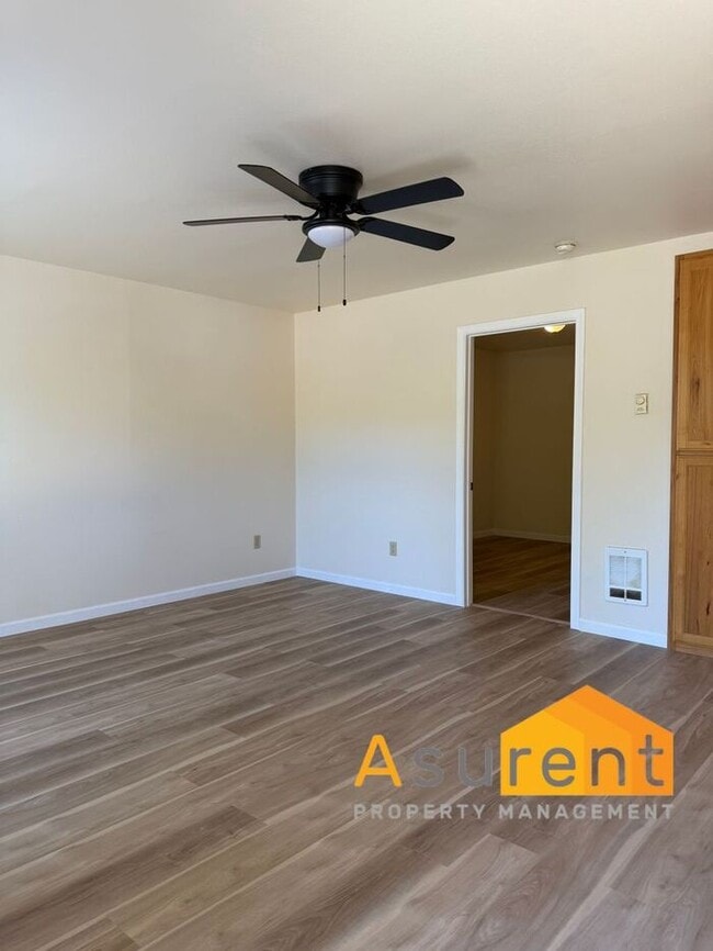 Refreshed 2-bedroom, 1-bath Duplex Unit in Grants Pass Available Now!