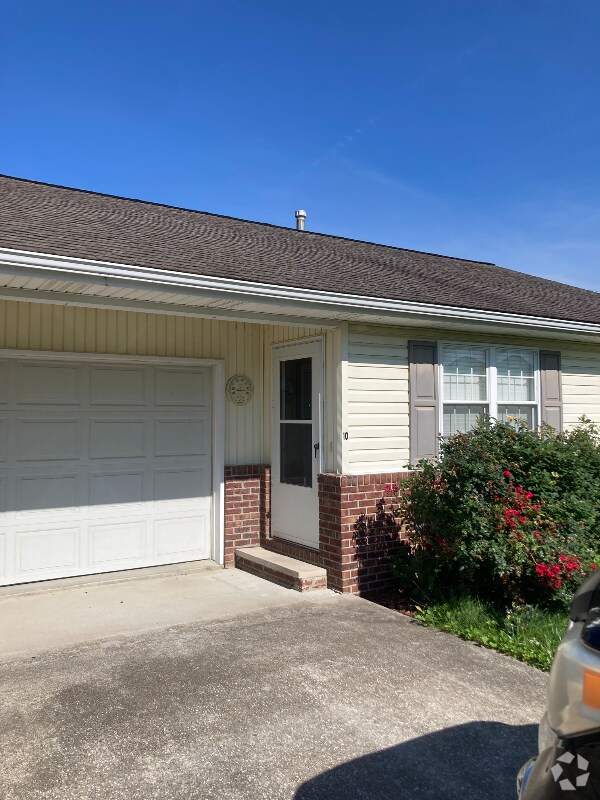 Building Photo - 10 Amos Dr Unit 10 Amos Dr Rental