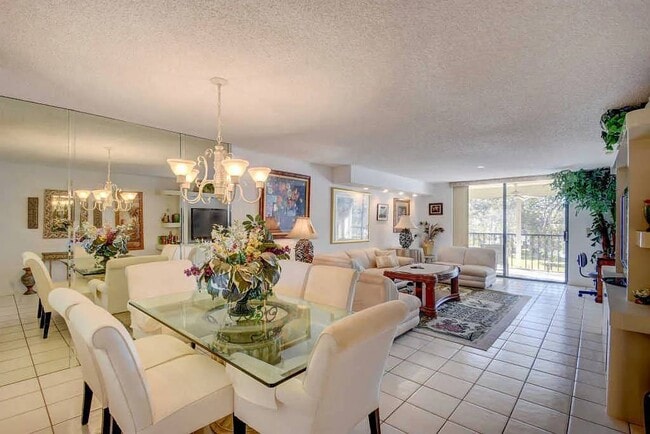 Building Photo - 15461 Pembridge Dr