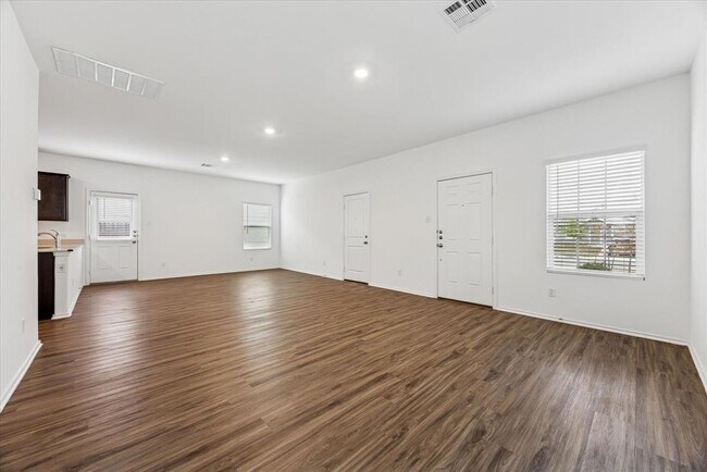 Photo - 304 Mica Trl