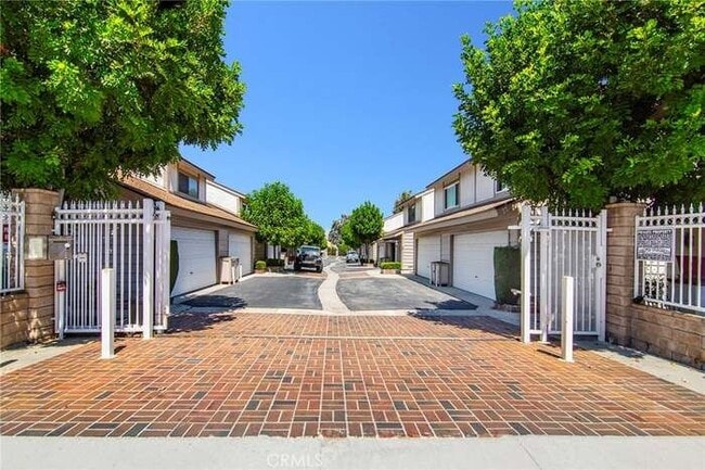 Photo - 18319 Collins St Townhome