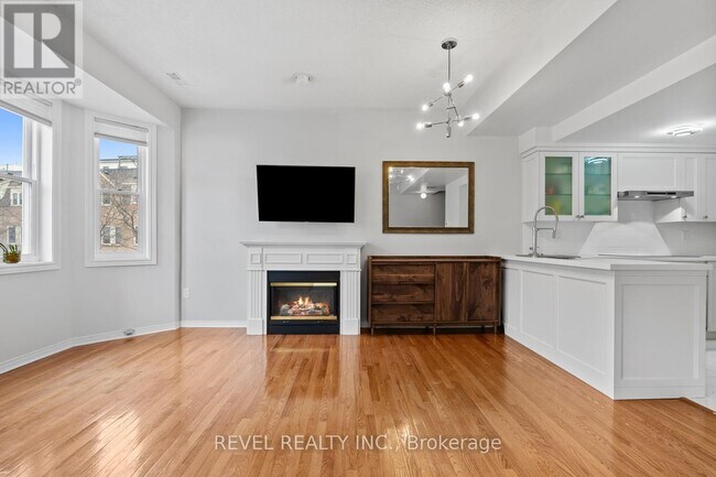 Photo - 760 Lawrence Ave W