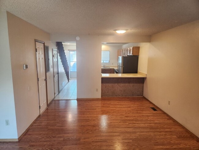 Building Photo - Updated 2 Story Townhome Close to UCCS