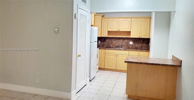 Building Photo - 4163 SW 67th Ave Unit 107C Rental