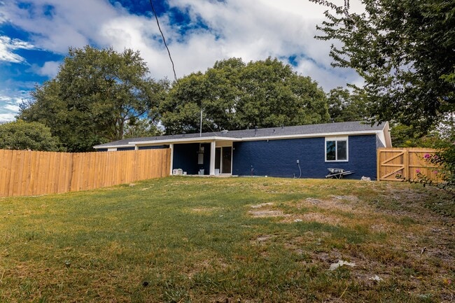 Photo - 811 Matchett St