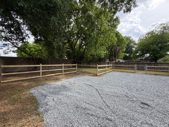 Photo - 1/2 MO/OFF SPECIAL - 3 bed/2 bath Fenced yard