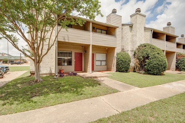Building Photo - JUNE MOVE IN!  2 Bedroom 1.5 Bathroom Townhome On Bus Route!