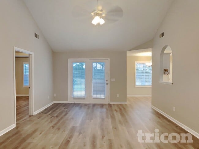 Photo - 1029 Chesire Way