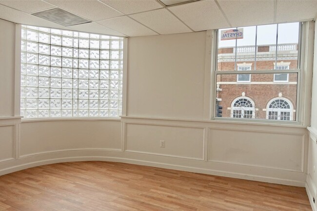 MAIN BEDROOM : Modern Art Curved Window - 5 E Broad St Apartamentos Unidad CORNER GROUP 3 BR  5