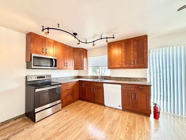 Building Photo - 4 Bedroom 3 1/2 Bath Condo in Hawks Ridge
