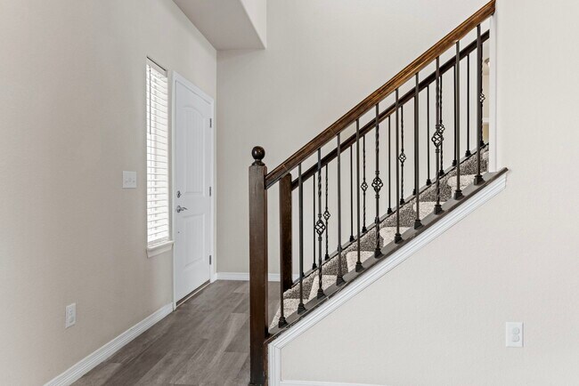 Photo - 1661 Northcroft Dr