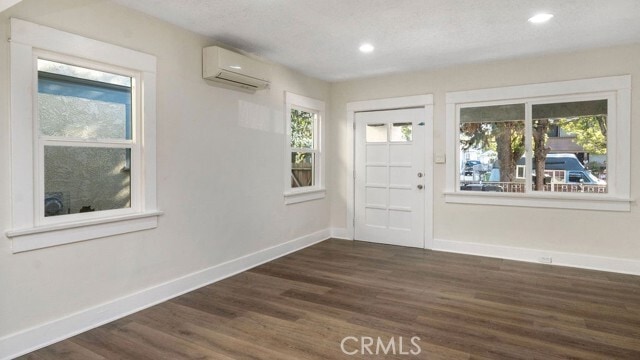 Photo - 911 W 40th Pl