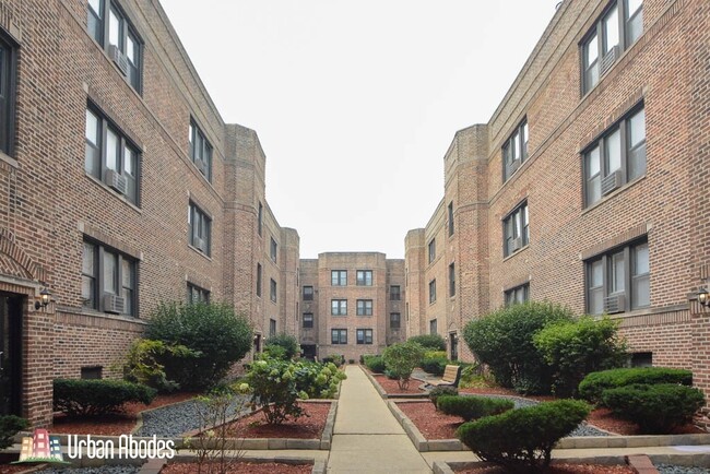 Building Photo - 3723 N Pine Grove Ave Unit J05W