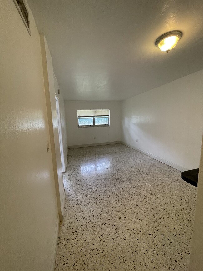 Building Photo - 665 NE 83rd Ter Unit 105