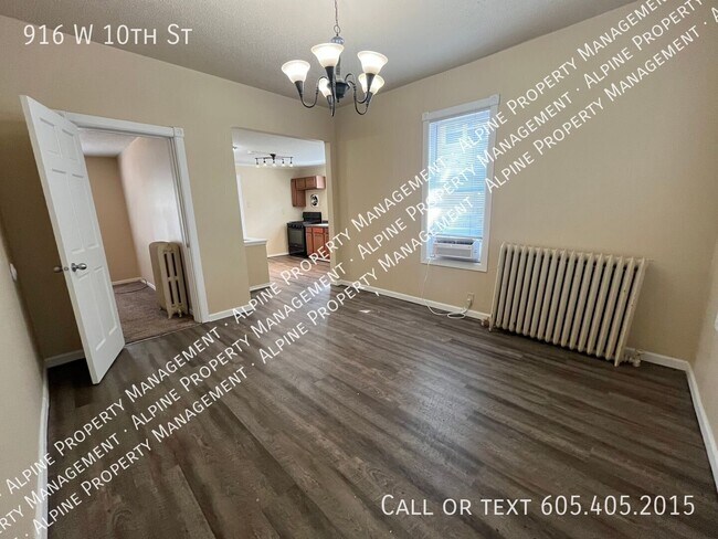 Photo - 916 W 10th St