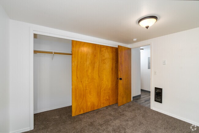 2BR, 1BA - 1000SF - Bedroom