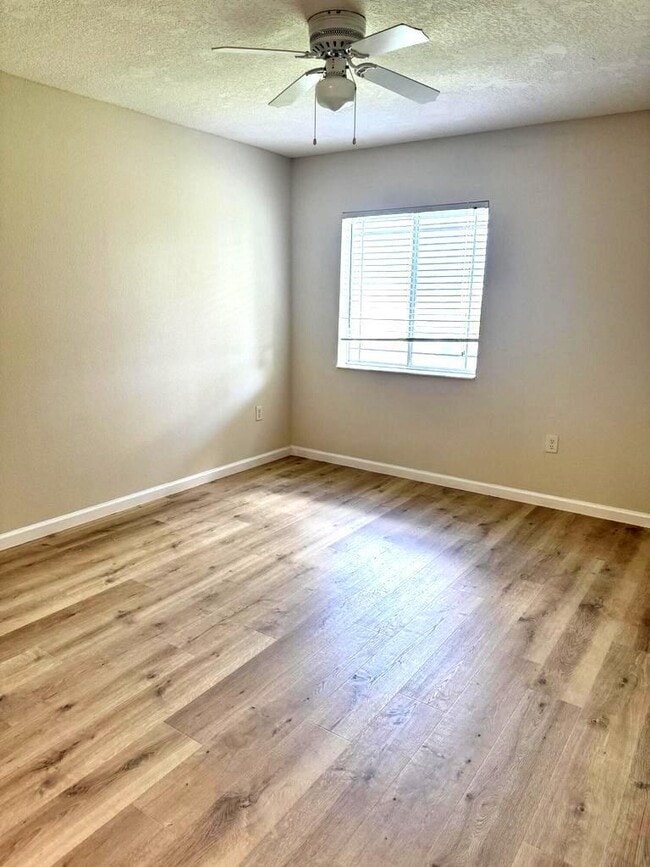 Building Photo - 251 SW Palm Dr Unit 204