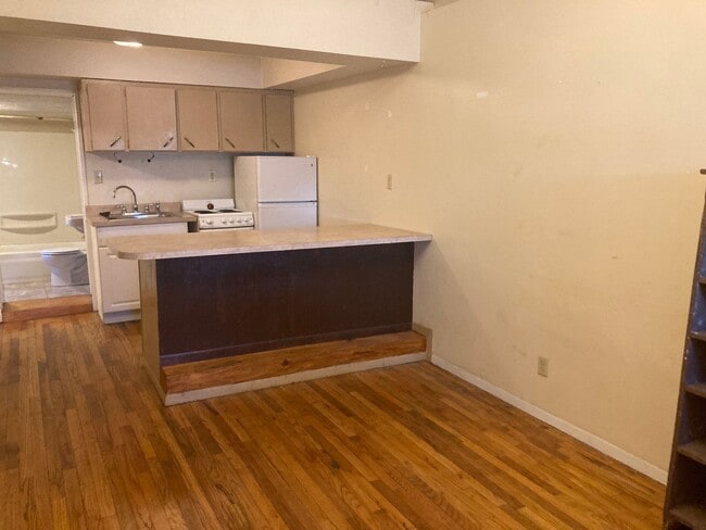 Photo - 646 E 2nd St