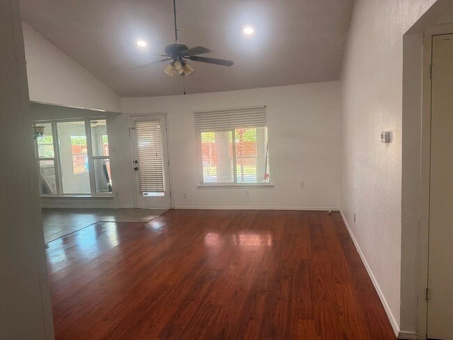 Building Photo - 1112 Park Center Ct