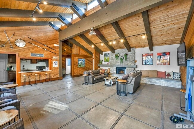 Building Photo - Unurnished condo Stateline