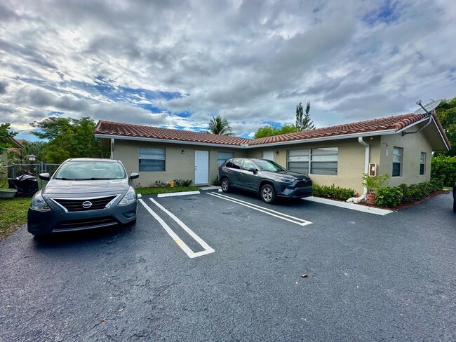 Building Photo - 4340 Riverside Dr Unit 1