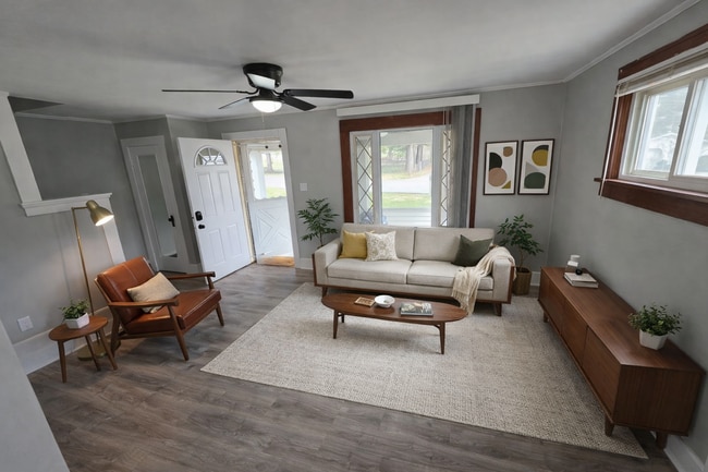 Building Photo - Recently Updated 2 Bedroom House Ready for Move In!