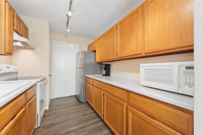 Building Photo - 10871 Braes Bend Dr