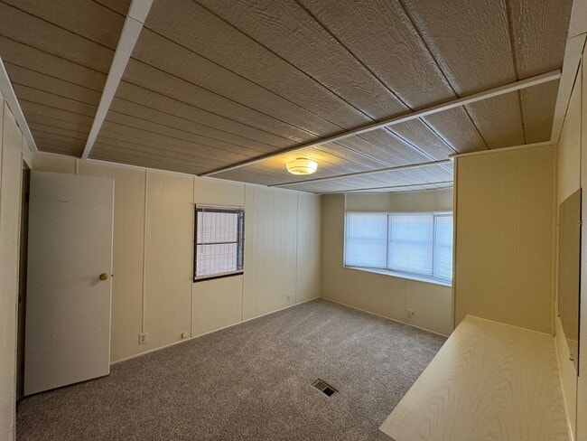 1111 49th Ave Terrace W