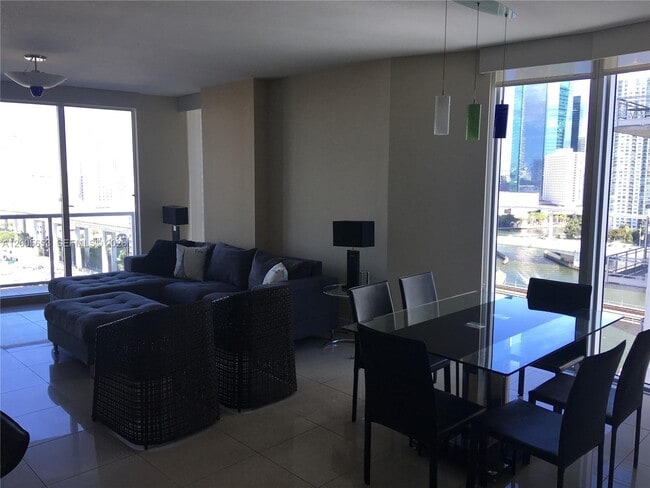 Building Photo - 185 SW 7th St Unit 1511