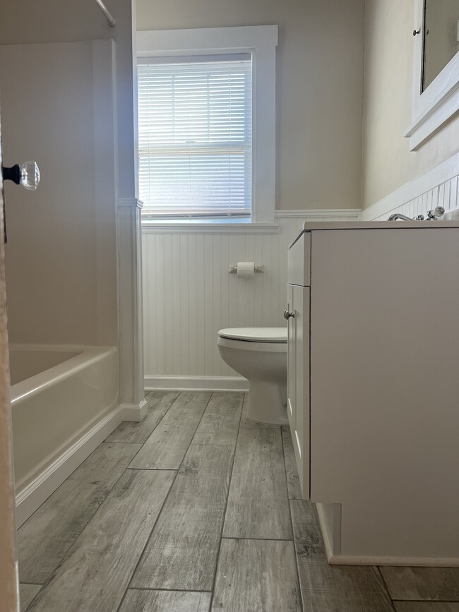 Baño completo - 5915 N Flagler Dr