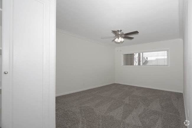 2BR, 2BA - 1150 SF