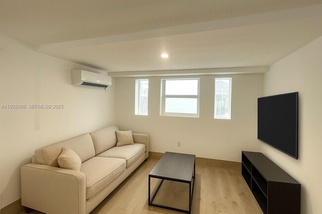 Photo - 817 Tyler St Unidad 9