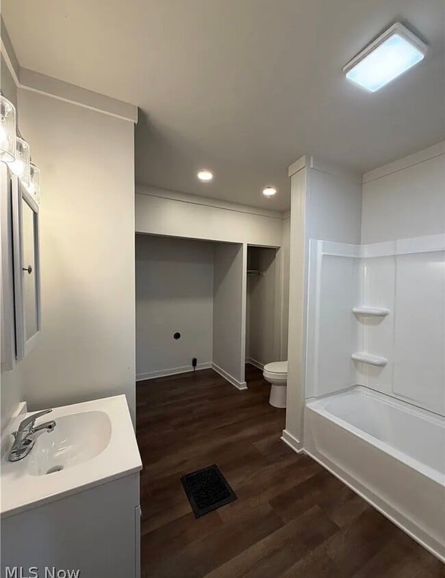 Photo - 731 Putnam Ave